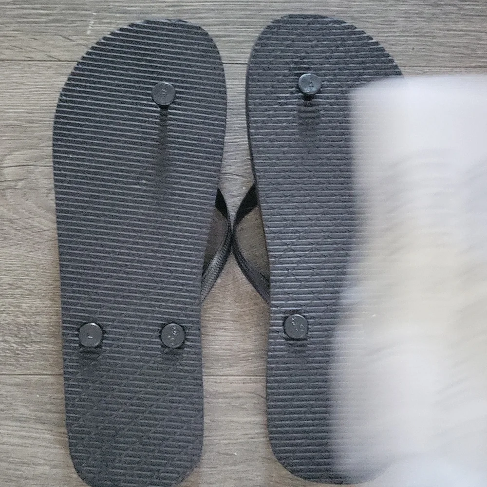 Like new Emoji flip flops